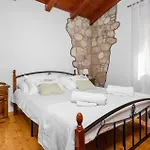 4 Bedroom Awesome In Vlasici - 別荘