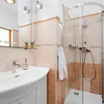 4 Bedroom Awesome In Vlasici - 別荘 *