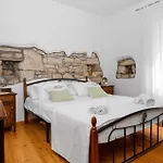 4 Bedroom Awesome In Vlasici - 別荘