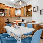4 Bedroom Awesome In Vlasici - 別荘 Kršan