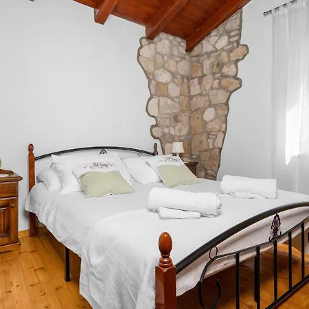 4 Bedroom Awesome In Vlasici - בית נופש