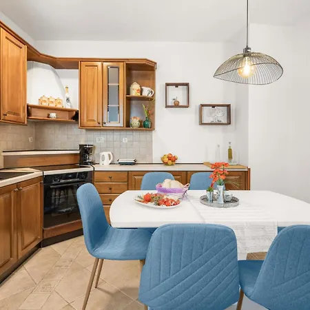 4 Bedroom Awesome In Vlasici - *