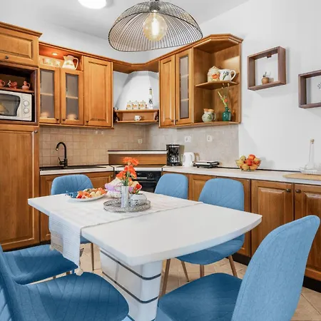 4 Bedroom Awesome In Vlasici - בית נופש Kršan