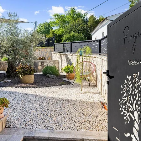 4 Bedroom Stunning In Vlasici - Holiday home *