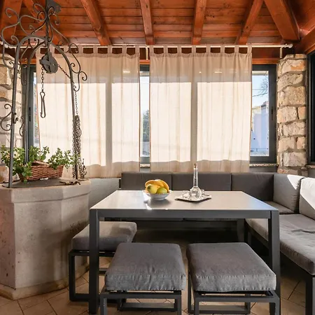 4 Bedroom Awesome In Vlasici -